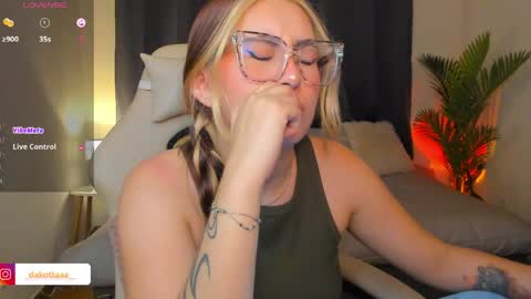 dakottaa__ online show from April 30, 1:45 am