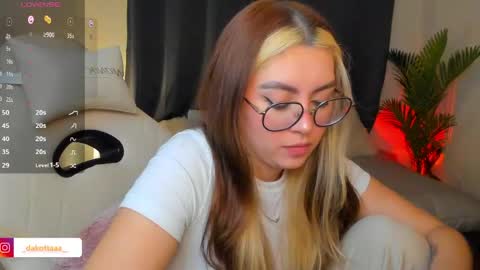 dakottaa__ online show from May 20, 1:01 am
