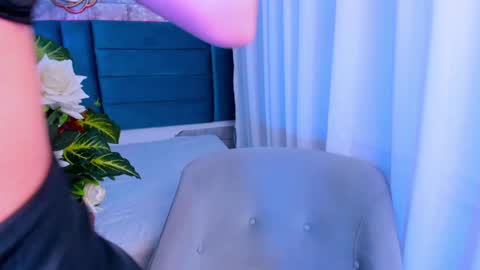 Snapshot of dakottahill chatting on January 19, 1:00 am   online show from January 19, 1:00 am