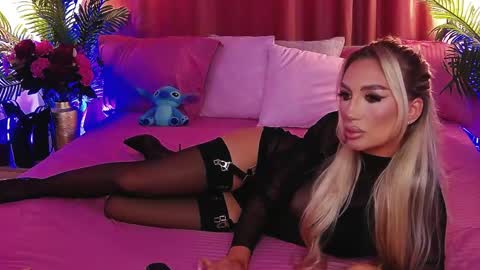 Snapshot of dalidaselena chatting on June 5, 4:24 pm DalidaSelena online show from June 5, 4:24 pm