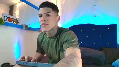 Snapshot of damian_latinxxx chatting on February 13, 3:18 am Damian online show from February 13, 3:18 am