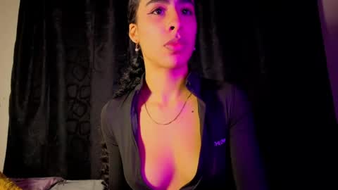 Snapshot of damian_n_lissa chatting on June 22, 2:13 am damian_n_lissa online show from June 22, 2:13 am