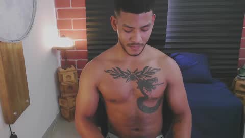 Snapshot of damiann_rees chatting on February 17, 7:10 pm instagram damiannreed. online show from February 17, 7:10 pm