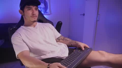 Snapshot of damianow chatting on December 7, 12:41 am insta damn8 -------- online show from December 7, 12:41 am