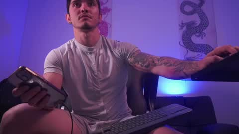 Snapshot of damianow chatting on January 21, 11:55 pm insta damn8 -------- online show from January 21, 11:55 pm