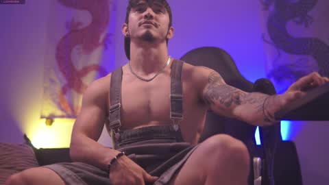 Snapshot of damianow chatting on March 8, 12:33 am insta damn8 -------- online show from March 8, 12:33 am