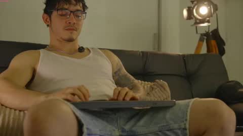 Snapshot of damianow chatting on October 17, 10:23 pm insta damn8 -------- online show from October 17, 10:23 pm