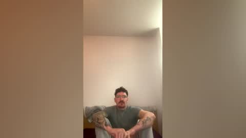 Snapshot of damo111694 chatting on March 8, 9:51 pm damo111694 online show from March 8, 9:51 pm