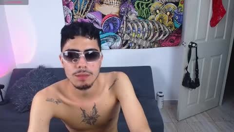 Snapshot of damoncolbi chatting on December 21, 5:03 am damoncolbi online show from December 21, 5:03 am