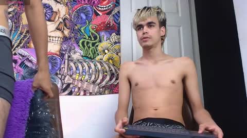 Snapshot of damoncolbi chatting on January 18, 11:44 pm damoncolbi online show from January 18, 11:44 pm