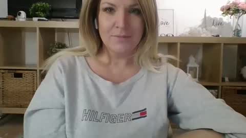 Snapshot of danahotmilf chatting on November 15, 10:37 pm DanaHotMILF online show from November 15, 10:37 pm