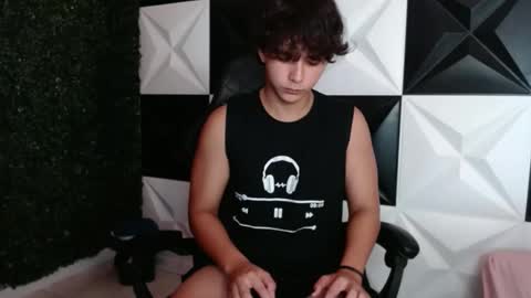 Snapshot of dani_cumboy chatting on December 26, 2:33 am dani_cumboy online show from December 26, 2:33 am