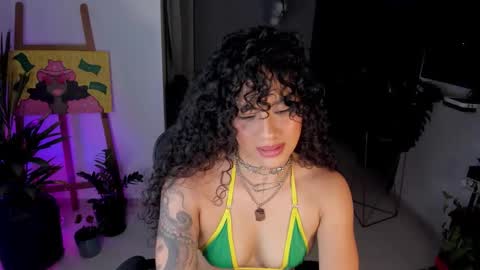 Snapshot of daniela_arenas chatting on February 19, 12:17 am daniela_arenas online show from February 19, 12:17 am