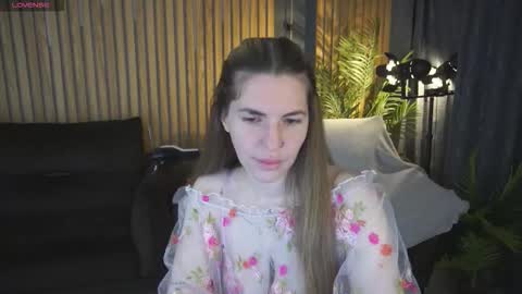 danielareign online show from March 26, 7:03 am