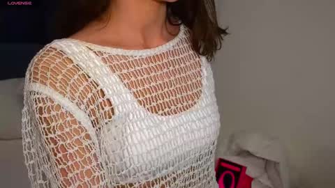 Snapshot of danielle_thomas chatting on February 6, 7:28 pm Danielle online show from February 6, 7:28 pm