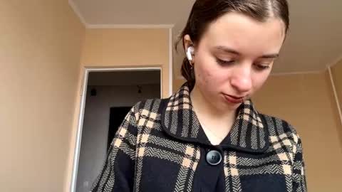 Snapshot of daniellevaulet chatting on November 1, 7:54 am Mia online show from November 1, 7:54 am