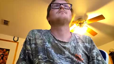 Snapshot of danielp_mod_cb chatting on February 10, 9:08 pm Daniel y. online show from February 10, 9:08 pm