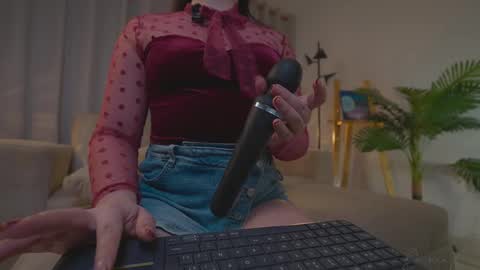 Snapshot of danii_xoxo chatting on September 14, 12:32 am online show from September 14, 12:32 am