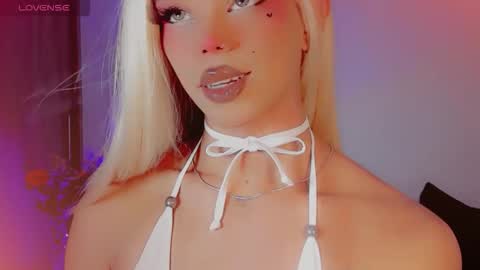 Snapshot of daniilee_ chatting on December 19, 9:44 pm DANNI LEE online show from December 19, 9:44 pm