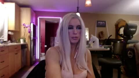 Snapshot of danikawhite69 chatting on May 27, 12:13 pm DanikaWhite69 online show from May 27, 12:13 pm