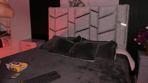 Snapshot of daniphoenixx chatting on December 15, 7:29 pm Dani Phonenix online show from December 15, 7:29 pm