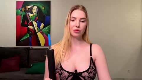 Snapshot of dannamissss chatting on December 13, 2:43 am dannamissss online show from December 13, 2:43 am