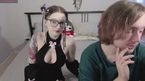 Snapshot of danny_and_ellen chatting on December 15, 5:17 pm danny and ellen online show from December 15, 5:17 pm