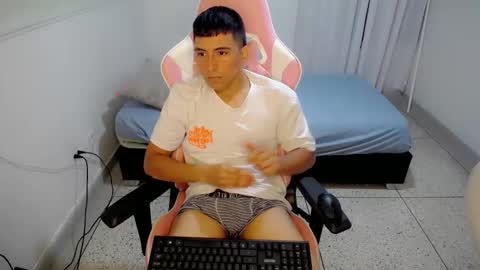 Snapshot of dannyt_hot chatting on December 16, 2:11 pm dannyt_hot online show from December 16, 2:11 pm