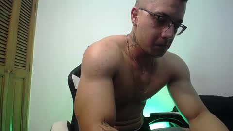 Snapshot of danteread chatting on February 11, 12:59 am danteread online show from February 11, 12:59 am