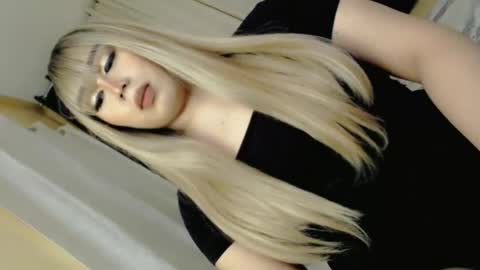 Snapshot of darcy_world chatting on December 5, 4:12 pm DARCY online show from December 5, 4:12 pm