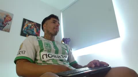 Darius Phoenix  online show from June 8, 5:35 pm