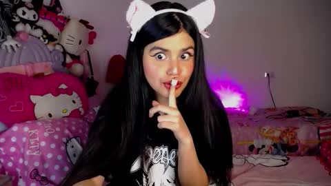 Snapshot of dark_angel_66 chatting on December 4, 1:48 am Moony online show from December 4, 1:48 am