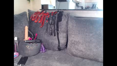 Snapshot of dark_coco chatting on December 21, 12:59 pm Coco online show from December 21, 12:59 pm