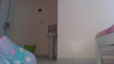 Snapshot of darling_dreamer2 chatting on May 16, 7:05 am darling_dreamer2 online show from May 16, 7:05 am