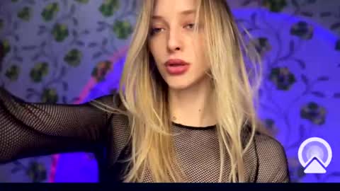 Snapshot of darlingdarinka chatting on December 14, 3:39 pm D online show from December 14, 3:39 pm