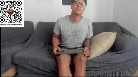 Snapshot of darren_lemus chatting on October 11, 9:46 pm Darren lemus online show from October 11, 9:46 pm