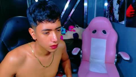 Snapshot of darwinandbrayan chatting on November 15, 11:29 am darwinandbrayan online show from November 15, 11:29 am