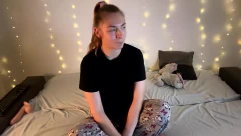 Snapshot of dasha_mom chatting on December 20, 10:43 pm kisses4u thanks follow me i like new follow online show from December 20, 10:43 pm