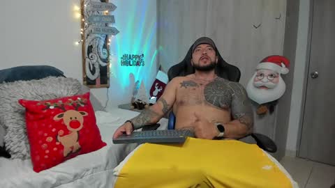 Snapshot of dave_max93 chatting on December 15, 12:29 am DAVE MAX online show from December 15, 12:29 am