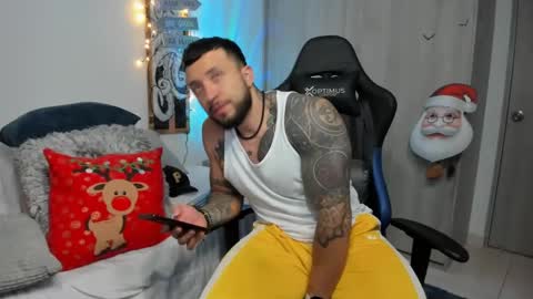 Snapshot of dave_max93 chatting on December 15, 4:07 am DAVE MAX online show from December 15, 4:07 am