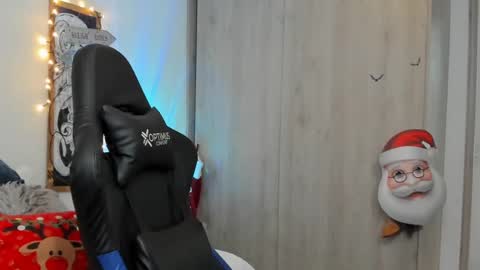 Snapshot of dave_max93 chatting on December 22, 3:11 pm DAVE MAX online show from December 22, 3:11 pm