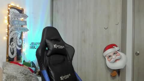 Snapshot of dave_max93 chatting on December 29, 4:51 pm DAVE MAX online show from December 29, 4:51 pm