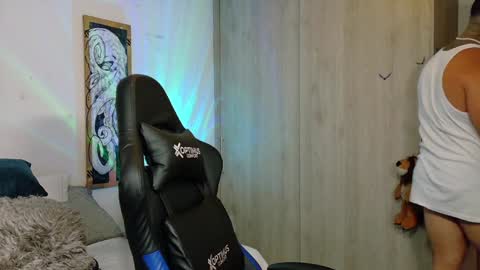 Snapshot of dave_max93 chatting on February 3, 2:47 am DAVE MAX online show from February 3, 2:47 am