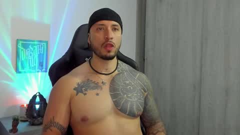 Snapshot of dave_max93 chatting on October 25, 1:35 am DAVE MAX online show from October 25, 1:35 am