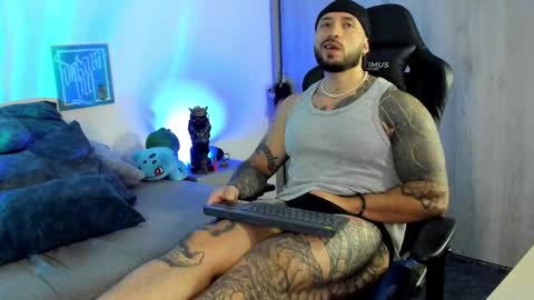 Snapshot of dave_max93 chatting on November 22, 2:43 am DAVE MAX online show from November 22, 2:43 am