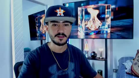 Snapshot of david_johnson372 chatting on May 29, 12:30 am Hey im David that loves to explore and speak their fantasies. Very open talktative and nice. Feel free to chat with me online show from May 29, 12:30 am