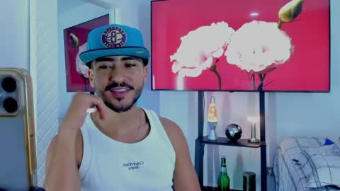 Snapshot of david_johnson372 chatting on July 31, 12:32 am Hey im David that loves to explore and speak their fantasies. Very open talktative and nice. Feel free to chat with me online show from July 31, 12:32 am