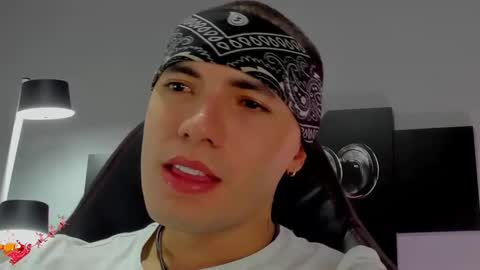 Snapshot of david_jons7 chatting on December 10, 2:27 am David Jons online show from December 10, 2:27 am