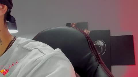 Snapshot of david_jons7 chatting on December 14, 11:56 pm David Jons online show from December 14, 11:56 pm