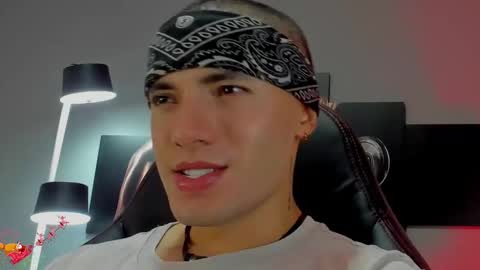 Snapshot of david_jons7 chatting on December 31, 1:04 am David Jons online show from December 31, 1:04 am